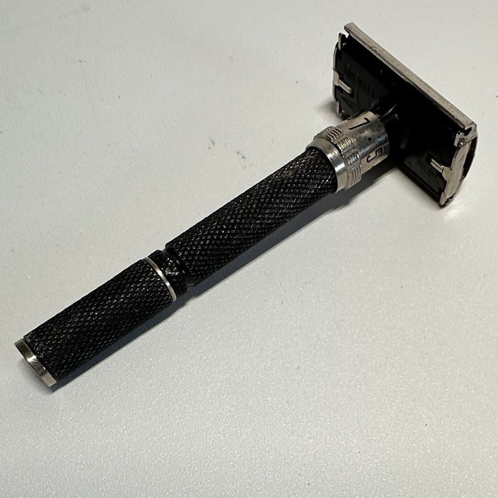 Gillette Super Adjustable 109 Safety Razor Mens Black Long Handle Vtg
